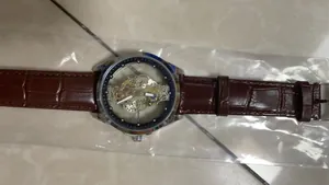Gros plan d'une montre mécanique automatique squelette pour homme avec bracelet brun