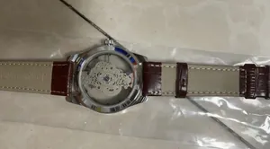 Gros plan détaillé du dos d'une montre squelette automatique avec bracelet en cuir marron