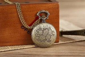 Detailaufnahme einer antiken Bronze-Quarztaschenuhr mit kunstvoller Blumen-Gravur im Vintage