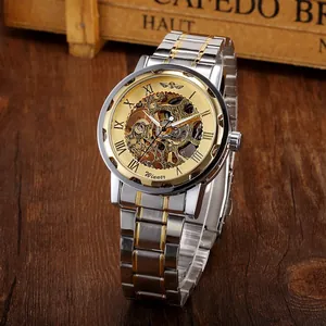 Vista macro del reloj mecánico esqueleto Winner para hombre con correa metálica bicolor oro