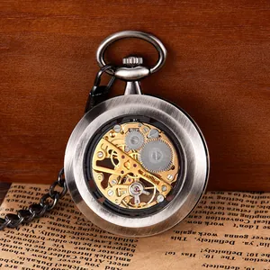 Gros plan sur une montre à gousset mécanique squelette vintage montrant les rouages