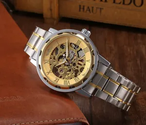 Detalle del reloj mecánico manual WINNER para hombre con esfera esqueleto y correa de oro