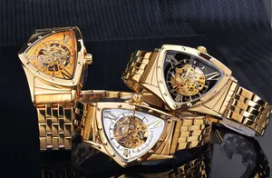 Primer plano de tres relojes automáticos Forsining dorados con diseño de esqueleto