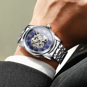 Orologio meccanico scheletrato da uomo con cinturino in acciaio e quadrante blu