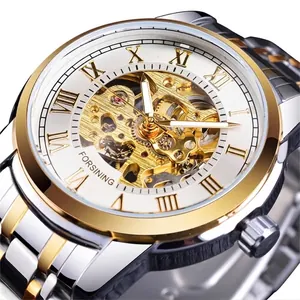 Dettaglio ravvicinato di un orologio Forsining da uomo con quadrante scheletrato e numeri romani