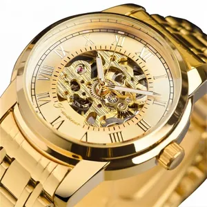 Vista ravvicinata di un orologio meccanico scheletrato oro da uomo con numeri romani