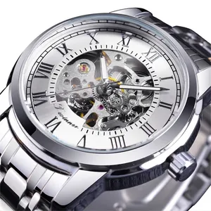 Dettaglio macro dell'orologio meccanico scheletrato FORSINING da uomo con numeri romani
