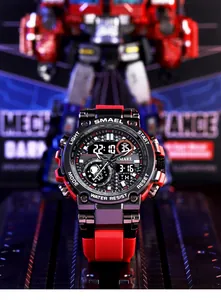 Détail de la montre de sport SMAEL avec bracelet rouge et fond de robot mécanique.