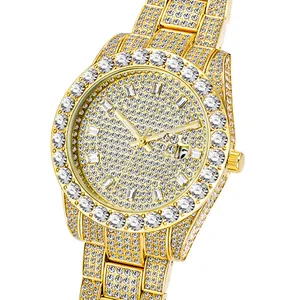 Vue détaillée de luxe d'une montre à quartz dorée entièrement sertie de faux diamants