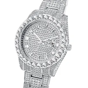 Gros plan d'une montre de luxe en métal avec cadran serti de diamants et guichet de date