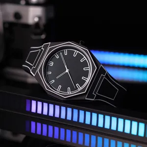 Λεπτομέρεια μαύρου ρολογιού quartz 2D στυλ κόμικ με λευκά περιγράμματα και λουράκι σιλικόνης.