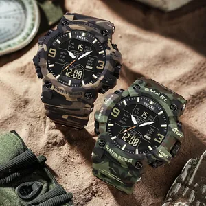 Montre militaire tactique SMAEL étanche camouflage pour homme dans un décor de désert.