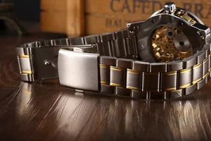 Vista detallada del reloj mecánico esqueleto WINNER para hombre con correa de acero bicolor