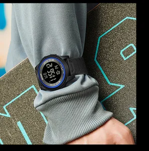 Nahaufnahme der sportlichen SANDA Digitaluhr mit LED-Display am Handgelenk im Detail