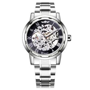 Primer plano del reloj mecánico esqueleto Winner para hombre con correa de acero