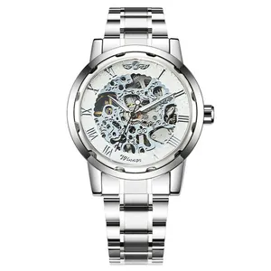 Vista frontal detallada de reloj mecánico esqueleto plateado para hombre con números romanos