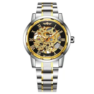 Vista detallada de un reloj mecánico de esqueleto con engranajes dorados y correa acero