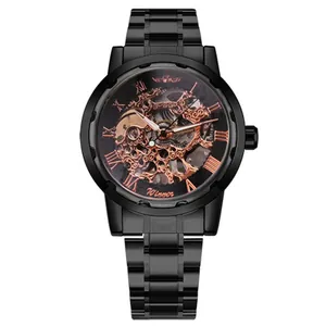 Primer plano del reloj mecánico de lujo Winner para hombre con correa de acero negro