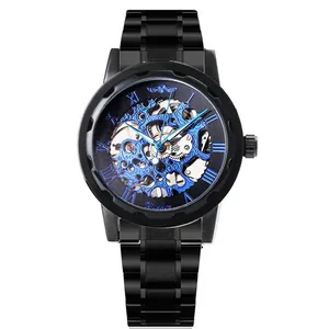 Vista detallada del reloj mecánico manual para hombre Winner con esfera azul calada