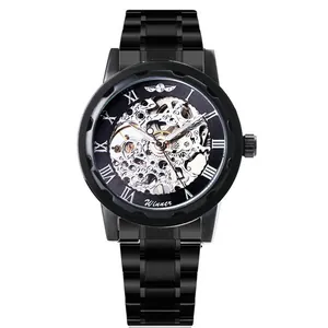 Vista macro detallada del movimiento del reloj mecánico de esqueleto negro Winner