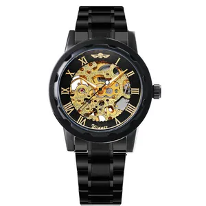 Vista detallada de un reloj mecánico Winner para hombre con engranajes dorados y correa negra.