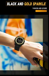 Detailaufnahme der SANDA Digitaluhr in Schwarz und Gold am Handgelenk vor Graffiti