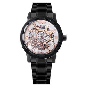 Detalle del reloj mecánico Winner para hombre con esfera esqueleto negra y correa de metal.