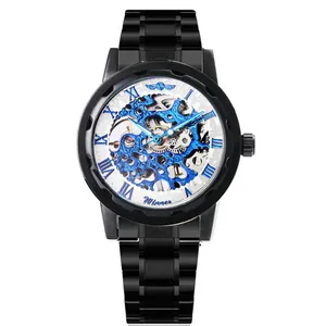 Vista detallada del reloj mecánico de esqueleto WINNER para hombre con detalles azules
