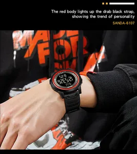 Nahaufnahme der SANDA 6107 Digitaluhr mit roter Lünette und schwarzem Armband