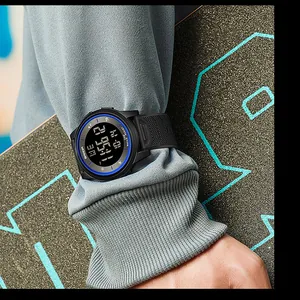 Makrodetail einer modischen SANDA Digital-Sportuhr mit Leuchtanzeige am Handgelenk