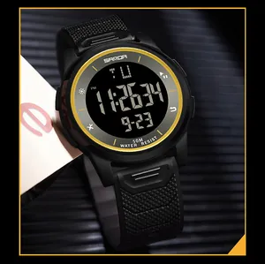 Nahaufnahme der SANDA 6107 Digitaluhr mit goldener Lünette und schwarzem Band