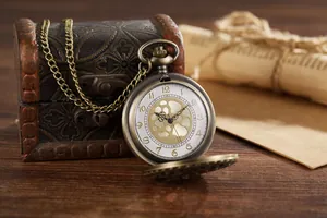 Nahaufnahme einer Vintage-Quarz-Taschenuhr aus Bronze mit kunstvollem hohlem Zifferblatt.