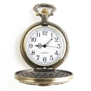 Dettaglio di un orologio da taschino al quarzo in bronzo vintage con coperchio inciso