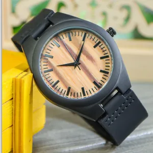 Montre décontractée pour homme avec cadran en bois naturel et bracelet en cuir noir.