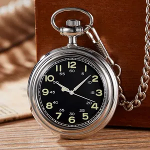 Montre à gousset vintage argentée avec cadran lumineux et chaîne sur fond bois