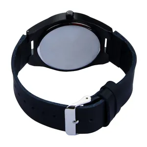 Vue arrière détaillée d'une montre décontractée pour hommes avec bracelet en cuir noir