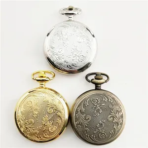 Vista macro dettagliata di tre orologi da taschino vintage in argento, oro e bronzo