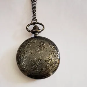 Vista dettagliata di un orologio da taschino retrò nero con incisioni floreali