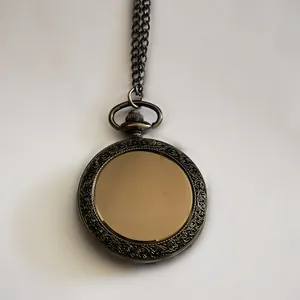 Vista dettagliata del retro di un orologio da taschino vintage per inserti foto DIY