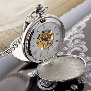Nahaufnahme einer silber polierten mechanischen Taschenuhr mit sichtbarem Uhrwerk