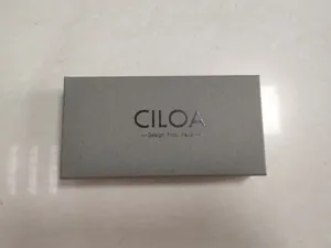 Nahaufnahme der grauen CILOA-Uhrenbox mit Design From Paris-Logo