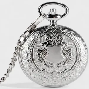 Detailansicht einer silbernen mechanischen Taschenuhr mit polierten Blumenmustern