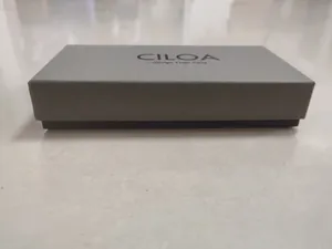 Detailansicht der grauen CILOA Uhrenbox mit Markenlogo Design From Paris auf dem Deckel