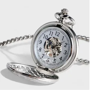 Detailansicht der silbernen mechanischen Taschenuhr mit Skelett-Zifferblatt