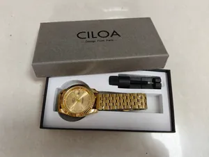 Goldene CILOA Quarzuhr mit Bandkürzer in einer grauen Geschenkbox mit Markenlogo