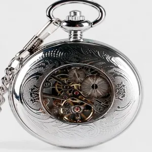 Makrodetail einer polierten silbernen mechanischen Taschenuhr mit Skelettgetriebe.