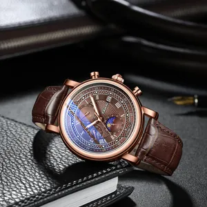Détail de la montre de bureau Chenxi pour hommes avec phase de lune et cuir brun.