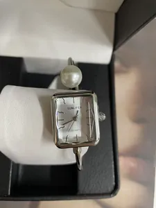 Elegante orologio al quarzo rettangolare argento con cinturino a rigido in perle