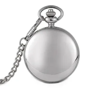 Detailaufnahme einer polierten silbernen mechanischen Taschenuhr mit glattem Spiegelfinish