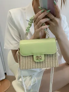 Elegante hellgrüne Handtasche aus Strohgeflecht mit modischem Faltenkürzel und sicherem Schloss